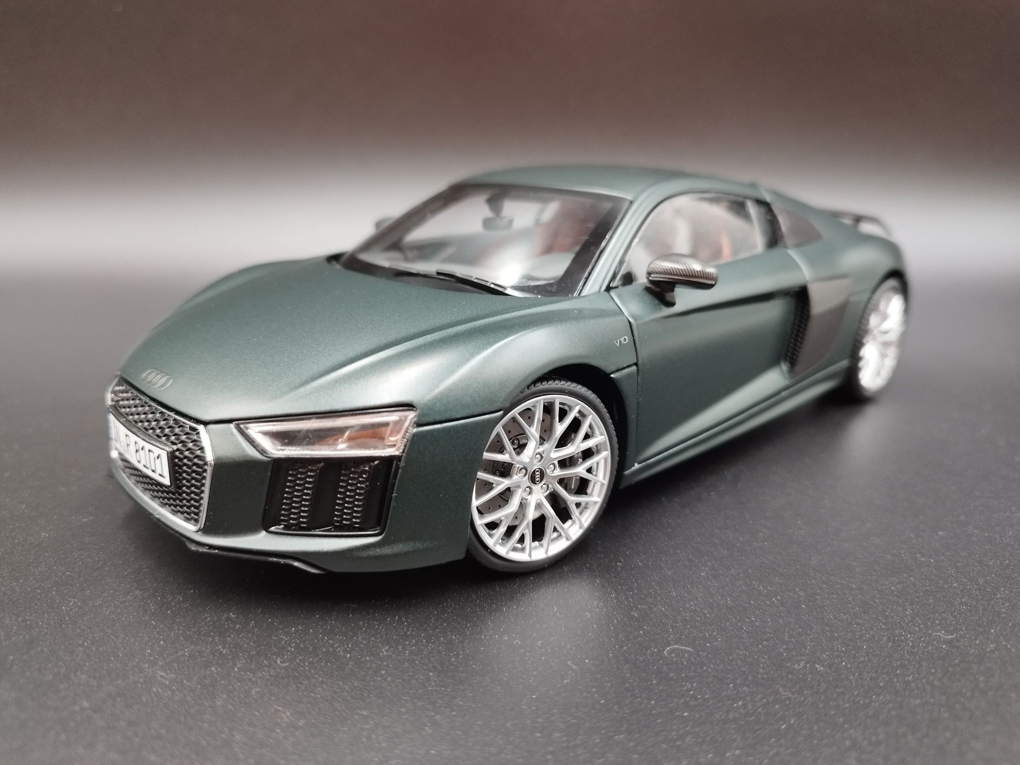 1:18 I Scale Audi R8 Plus Coupe V10  model nowy