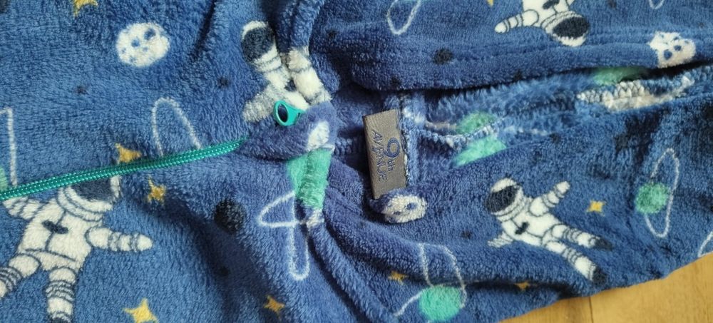 Sprzedam piżamę dziecięcą.