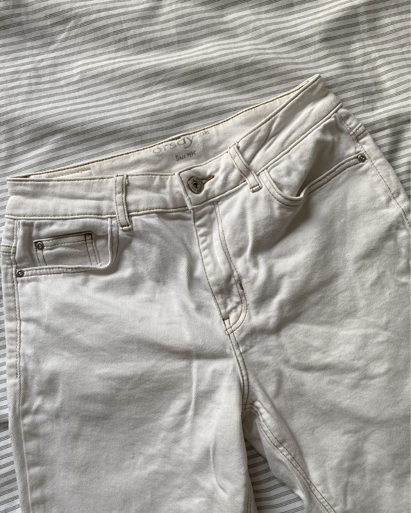 Białe spodnie jeansowe straight 7/8