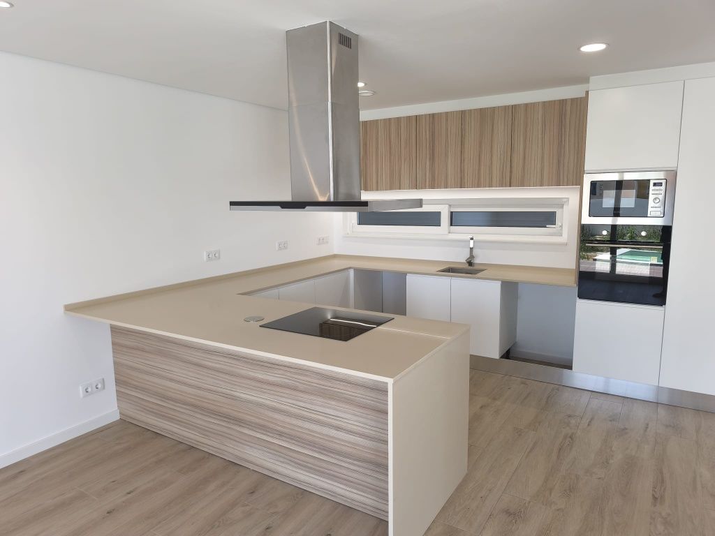 Moradia T4 em Banda com Piscina | Albarraque