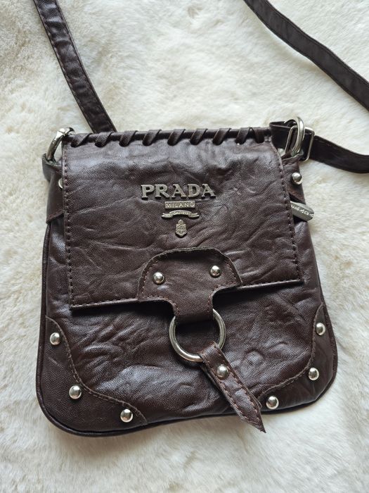 Oryginalna torebka Vintage PRADA Milano w kolorze ciemnobrązowym.
Mode