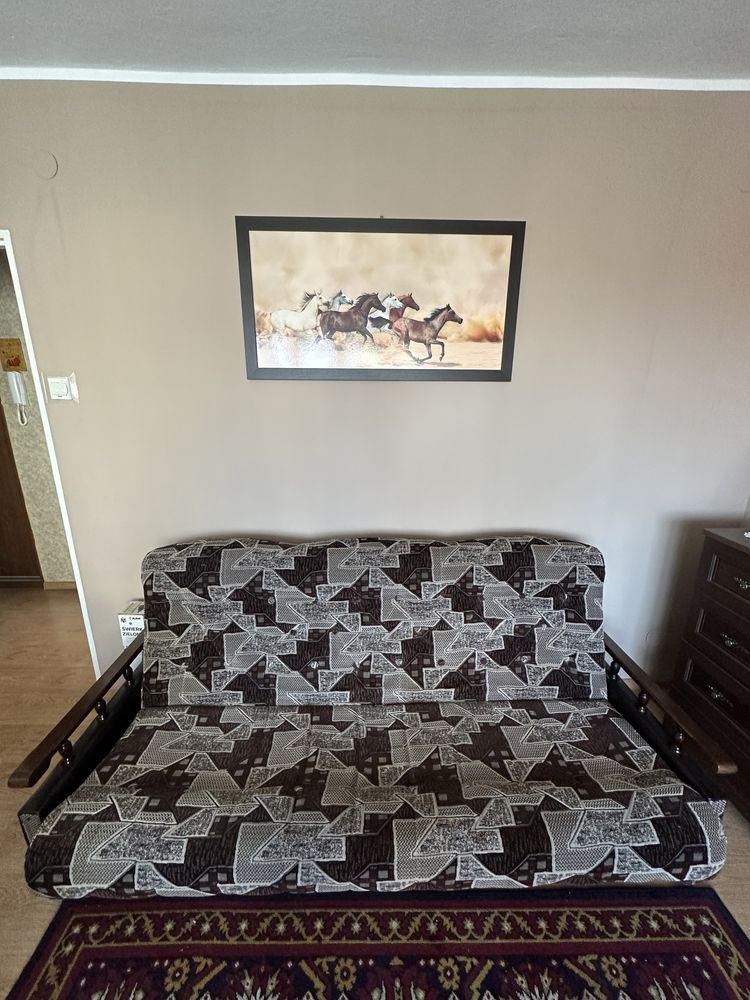 Komplet sofa z fotelami i pufami