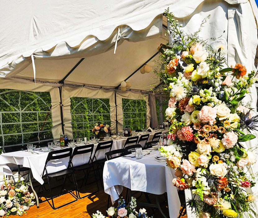 Wynajem namiotów: Wypożycz: krzesła, stoły, podłogi. Wypożyczalnia