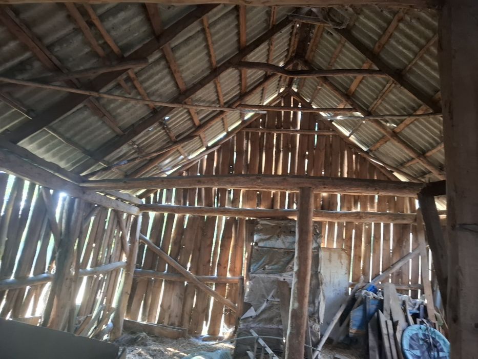 Stare deski i bale ze stodoły.