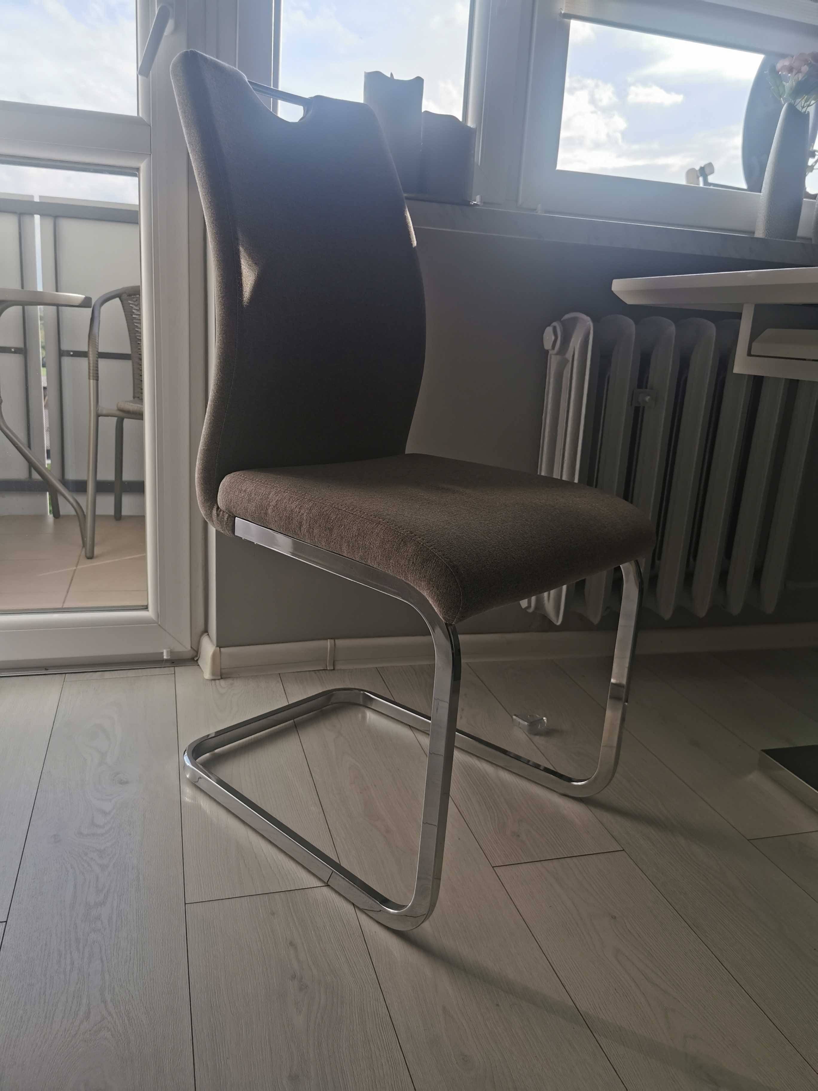 Stół z kompletem krzeseł i sofa