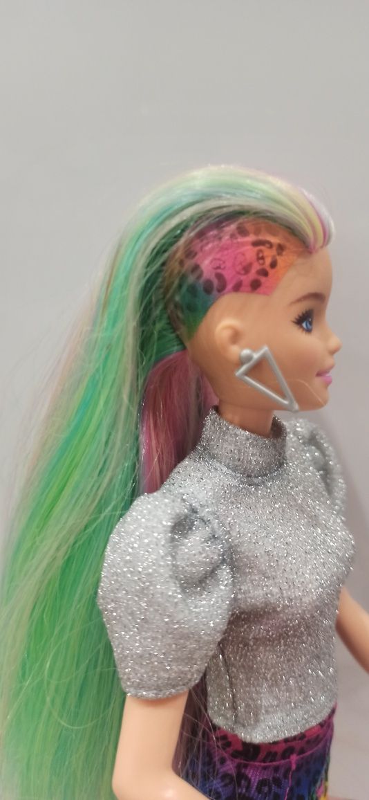 Lalka Barbie tęczowe włosy