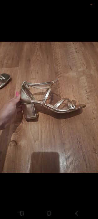 Złote buty Renee