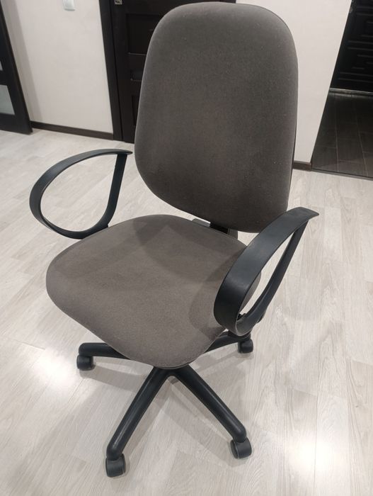 Стілець офісний в гарному стані