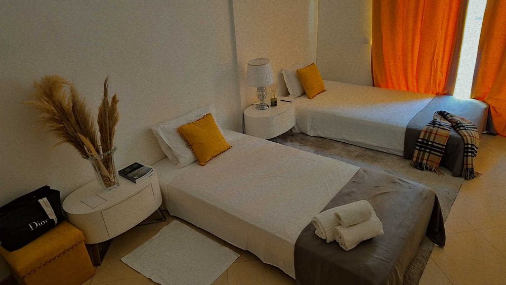 Aluga-se quarto pronto a entrar,em Rio de Mouro, a 7 m da estação.