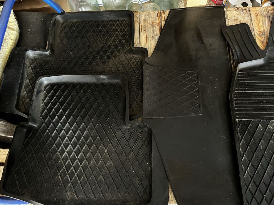 Резинові килимки на Ладу