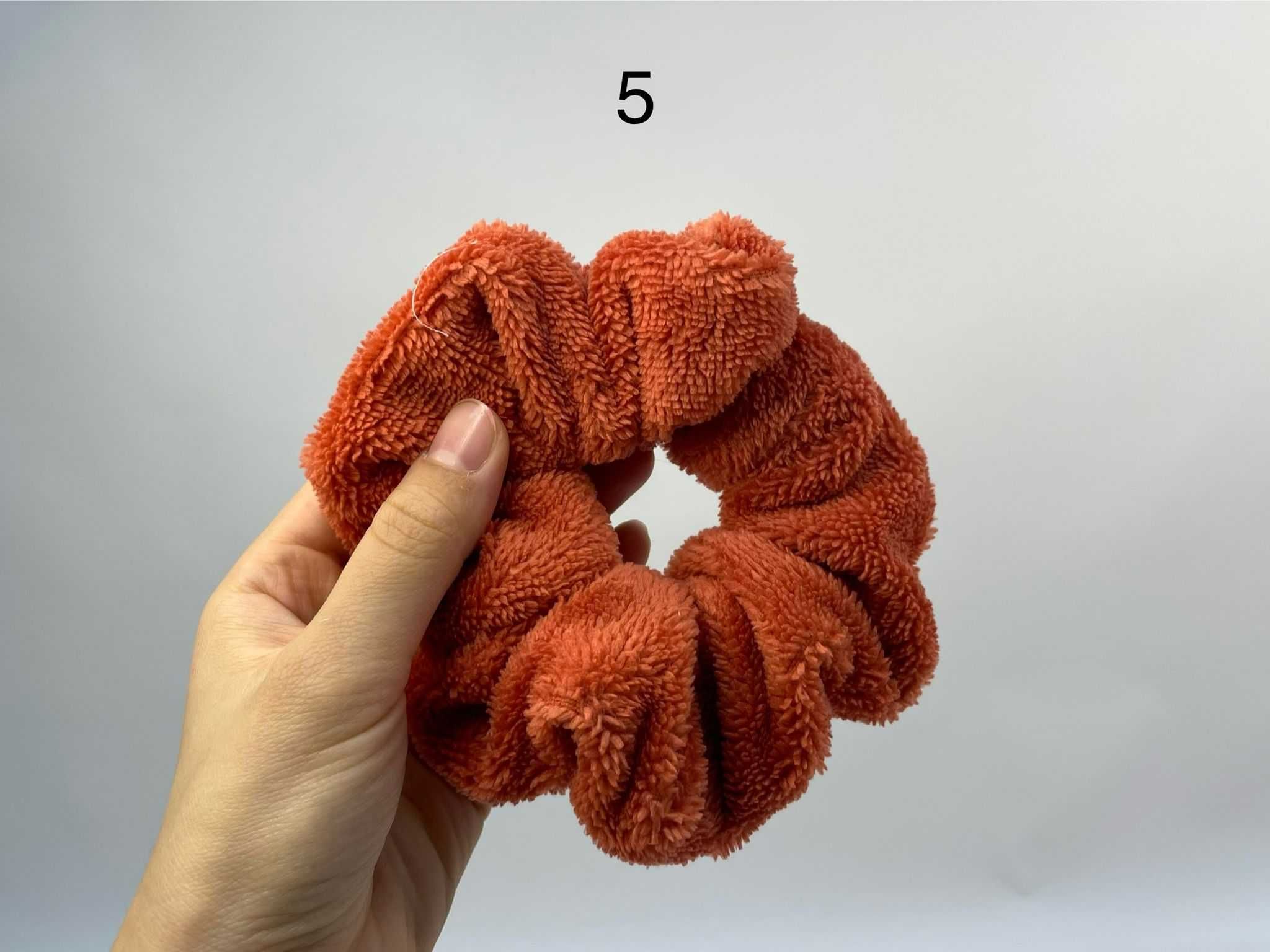 Scrunchies com diferentes tamanhos, cores e texturas