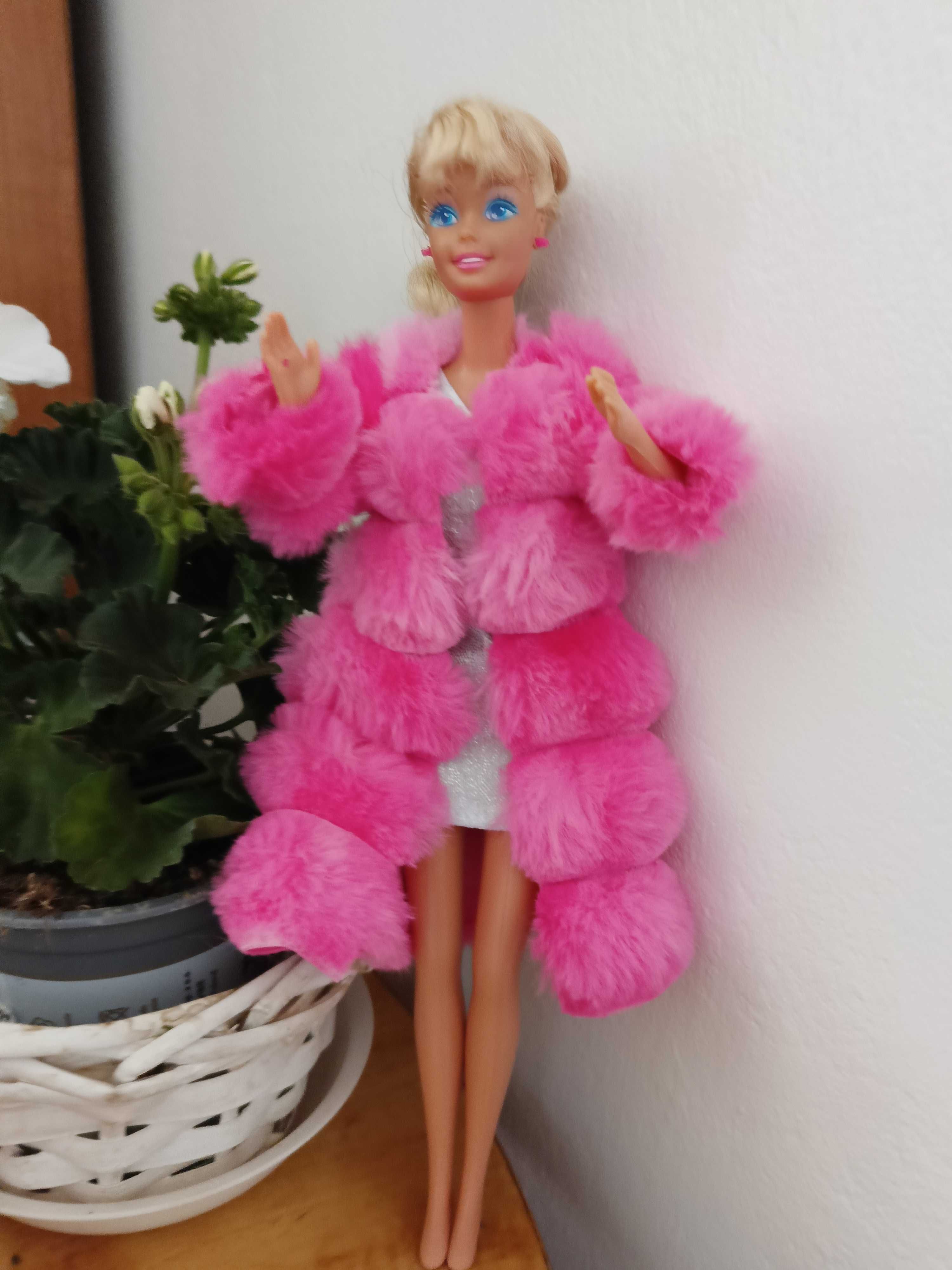 Różowe futerko dla lalki barbie