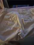 Calça bege, frescas, com bolsos