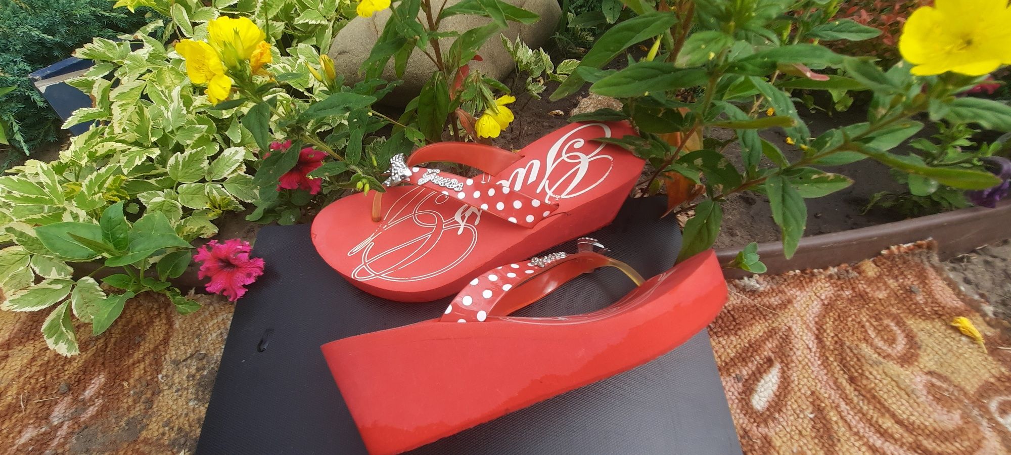 GUESS Фирменные шлепки р.38-39