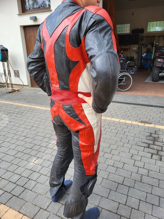 Prawdziwa czerwona skóra na motocykl, motor, jednoczęściowy kombinezon
