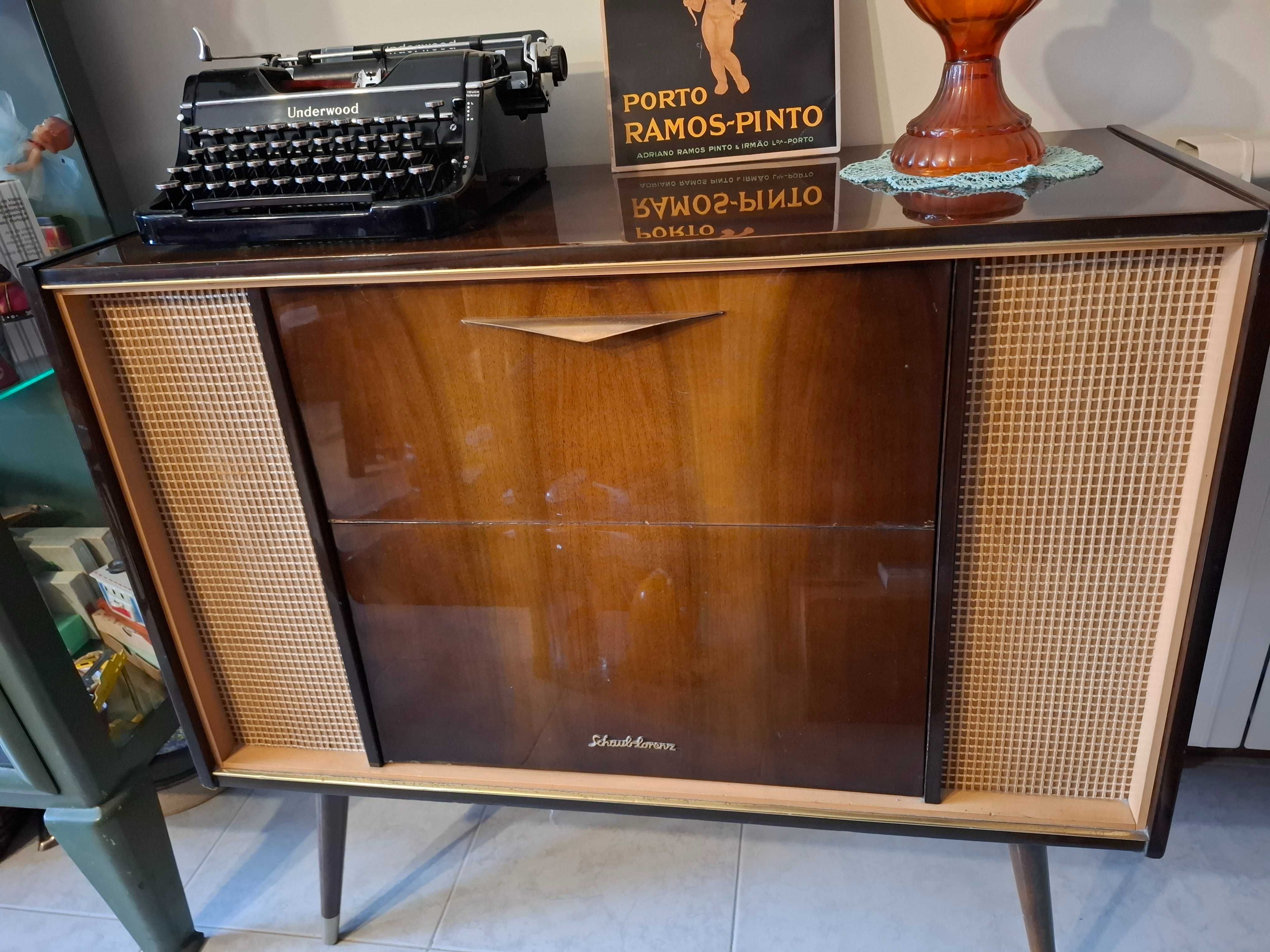 Rádio antigo com gira-discos