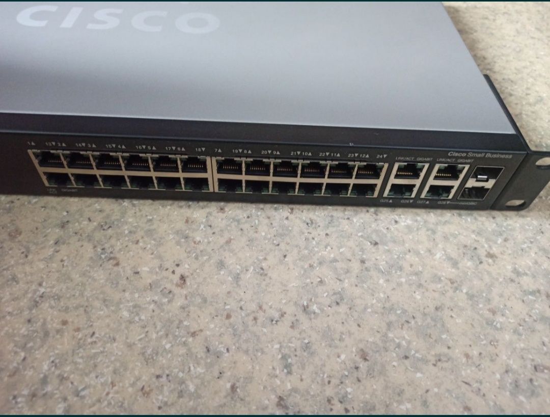 Switch zarządzalny CISCO SG300-28