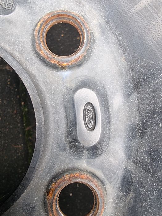 Koła, felgi, opony zimowe Ford 16 cali. Opony prawie nowe