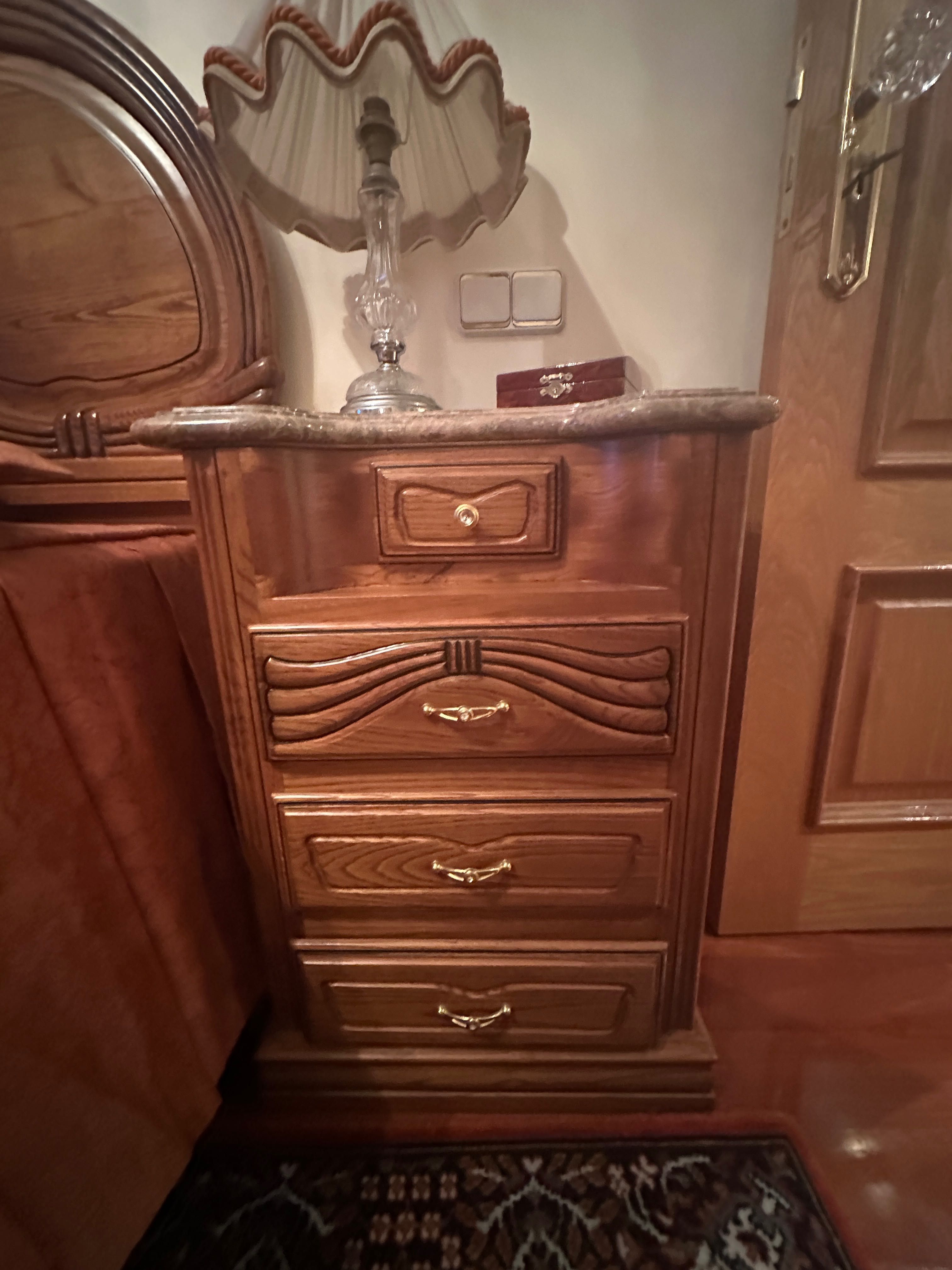Cama + mesa de cabeceira + cómoda