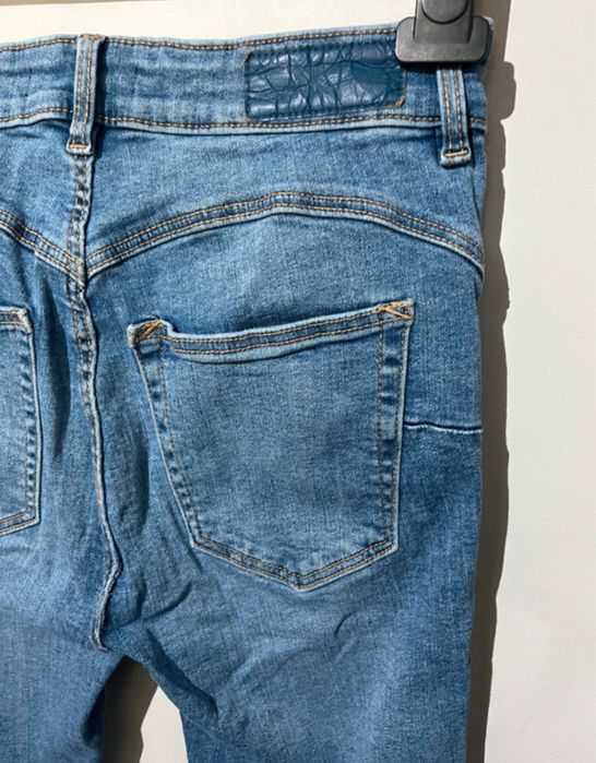 jeansy skinny z przetarciami