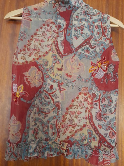 Blusa multiculor com aplicações