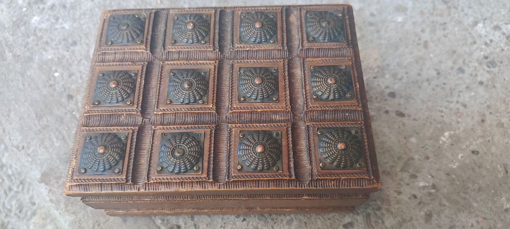 Piękna drewniana szkatułka zdobiona mosiadzem