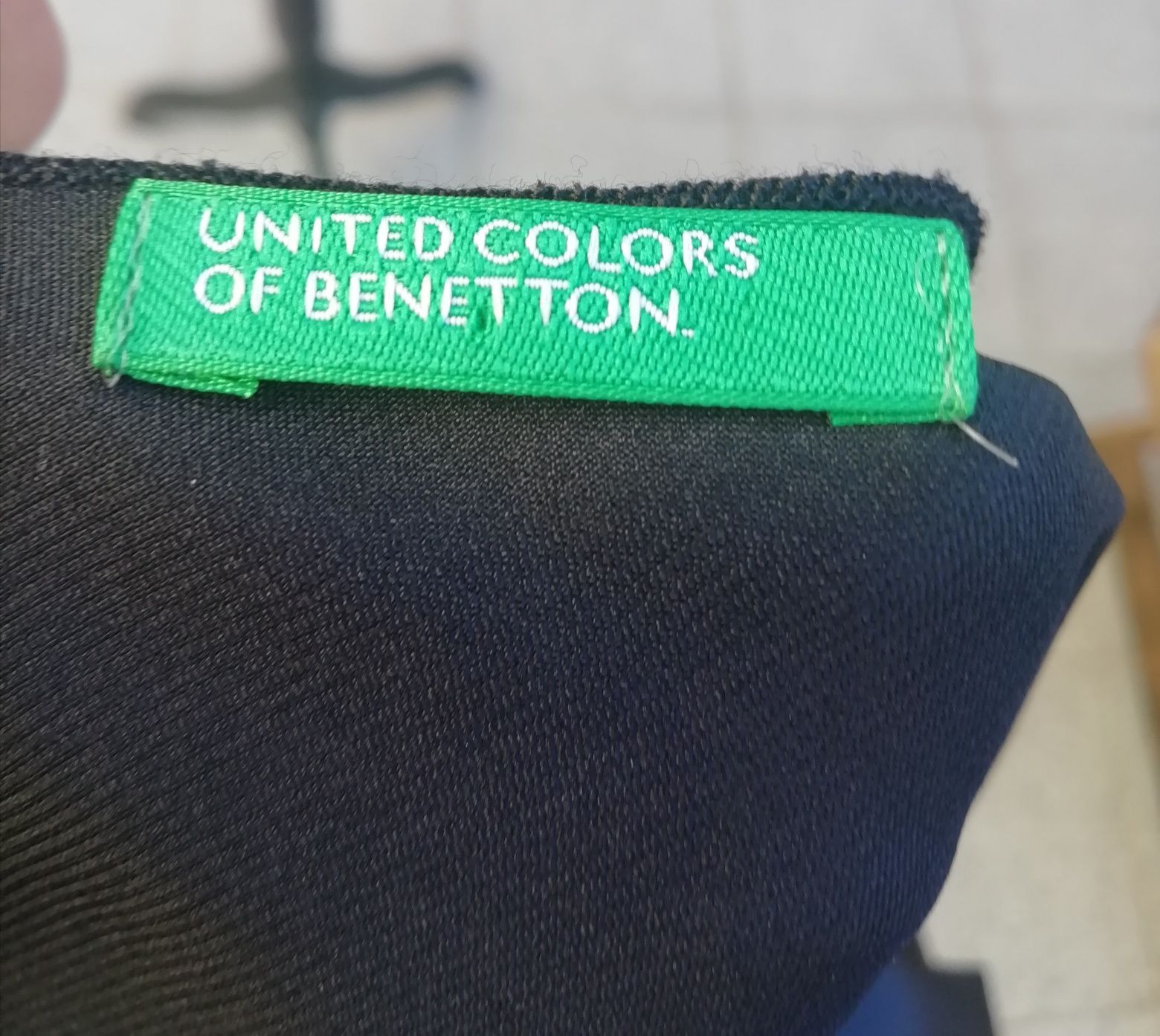 Blusa Benetton Preta tipo Cetim