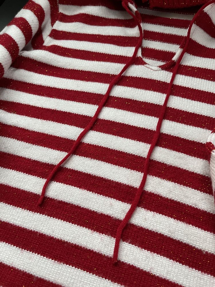 Sweter z kapturem w paski biało-czerwone