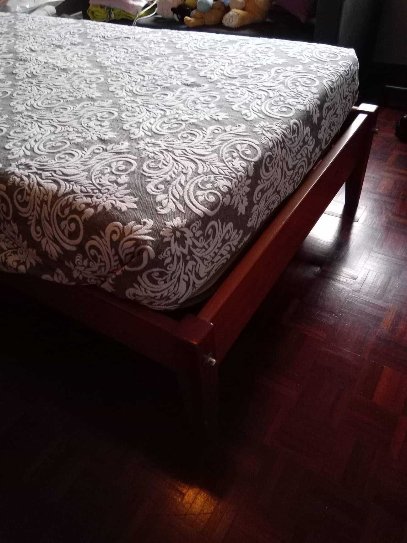 Cama em madeira maciça com colchão e mesa de cabeceira