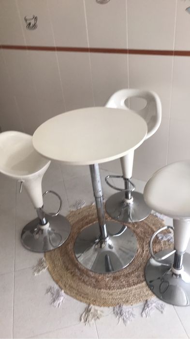 Vendo Mesa e cadadeiras
