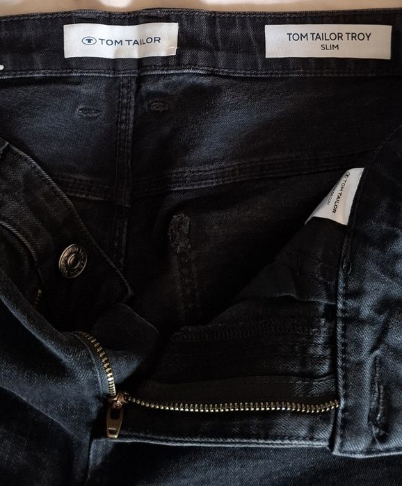 Чоловічі джинси - чорні.