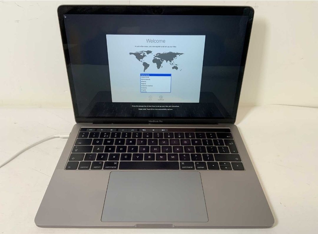 Macbook Pro 13" I7 16 RAM 256 SSD Touchbar