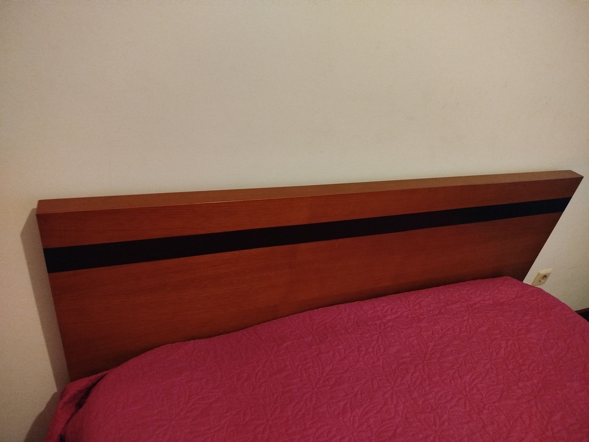 Cama casal em madeira maciça