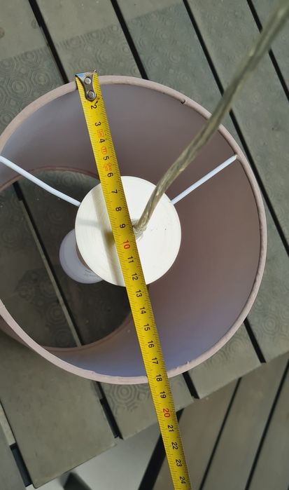 Candeeiro de teto com três abajues, em tons de castanho, beje e creme