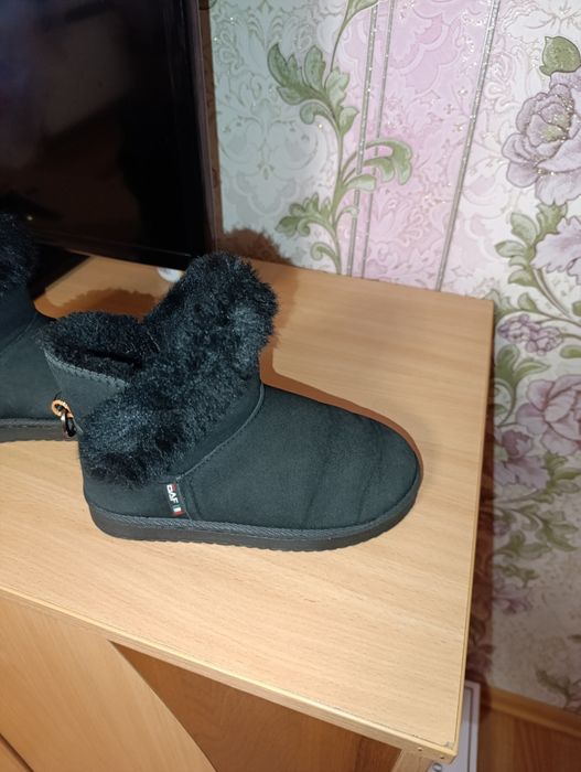 Уггі для дівчинки