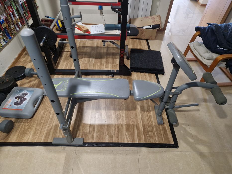 Máquina de supino e pernas