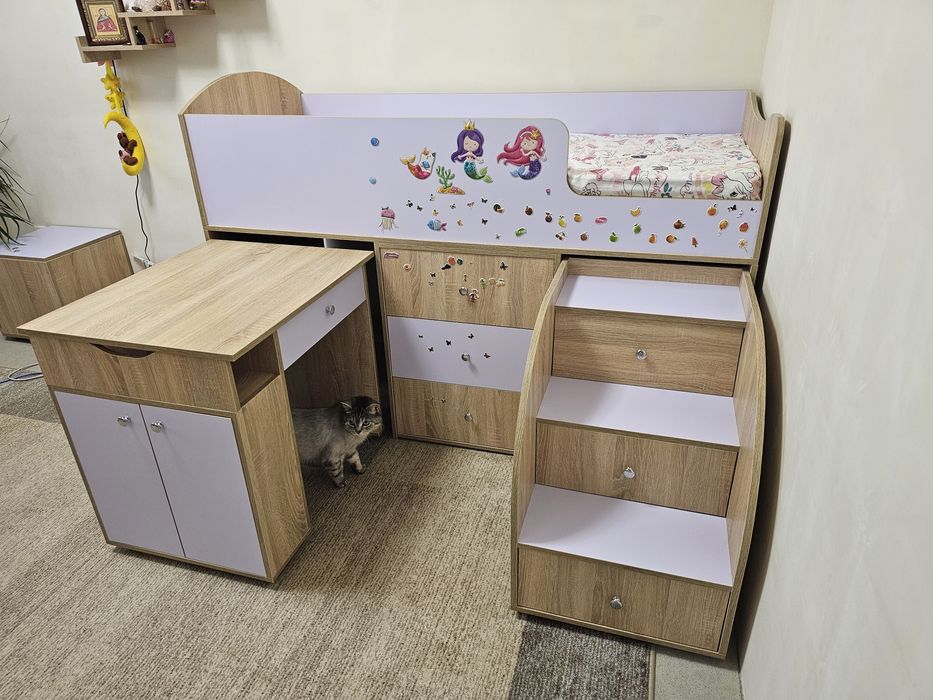 Функціональне дитяче ліжко-чердак зі столом, тумбою та  сходами.