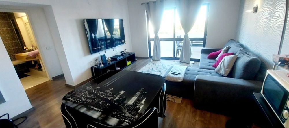 T1 em Condomínio com Piscinas e Jacuzzi – Arrendamento Temporário (