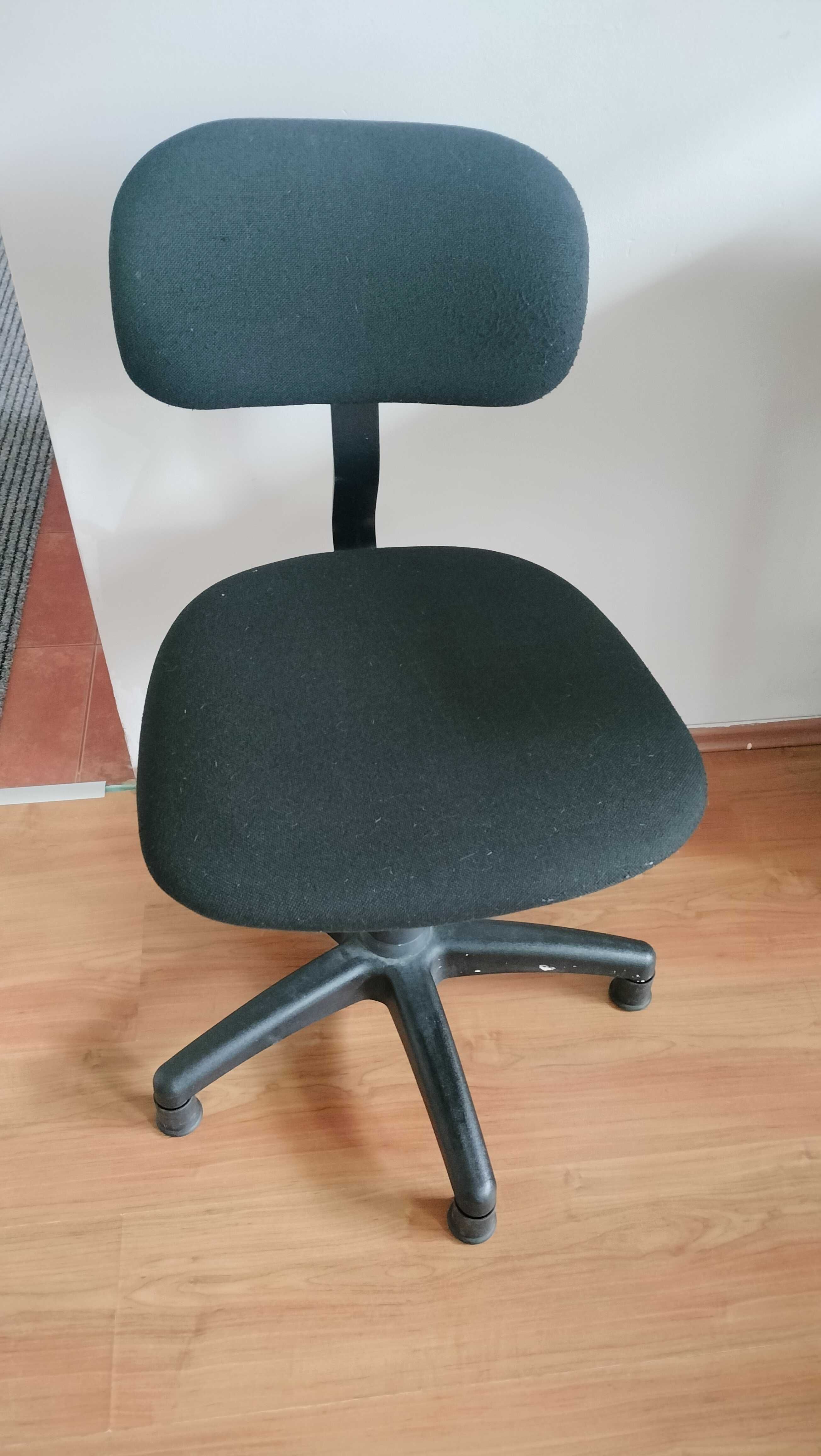 KRZESŁO szwalnicze, produkcyjne, obrotowe, czarne krzesło