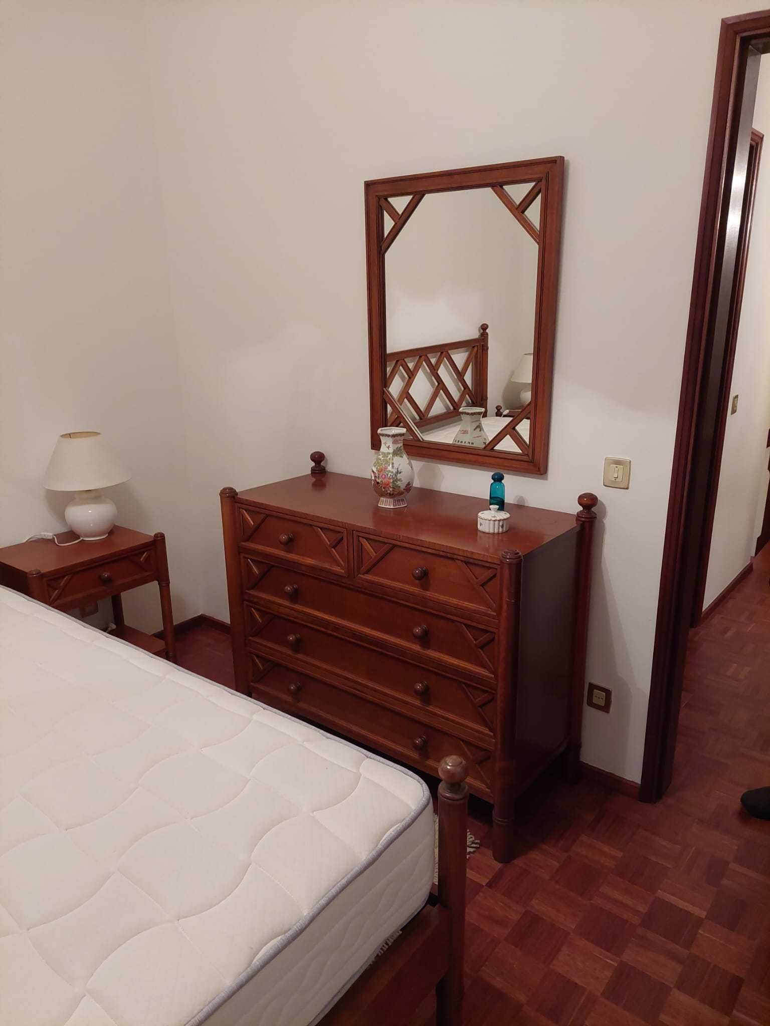 Conjunto de quarto em excelente condição.