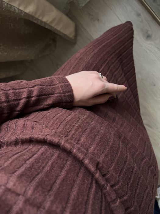 Тепла нова сукня з розрізом в рубчик шоколадного кольору