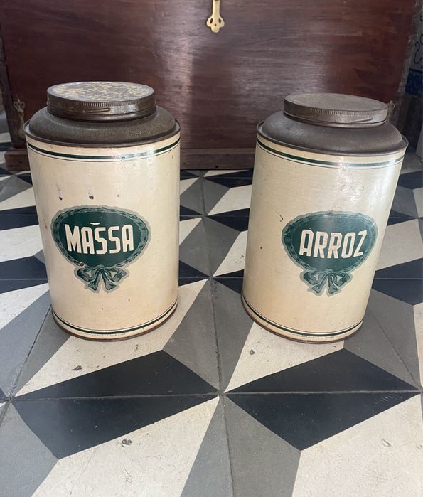 Latas grandes vintage de arroz e massa