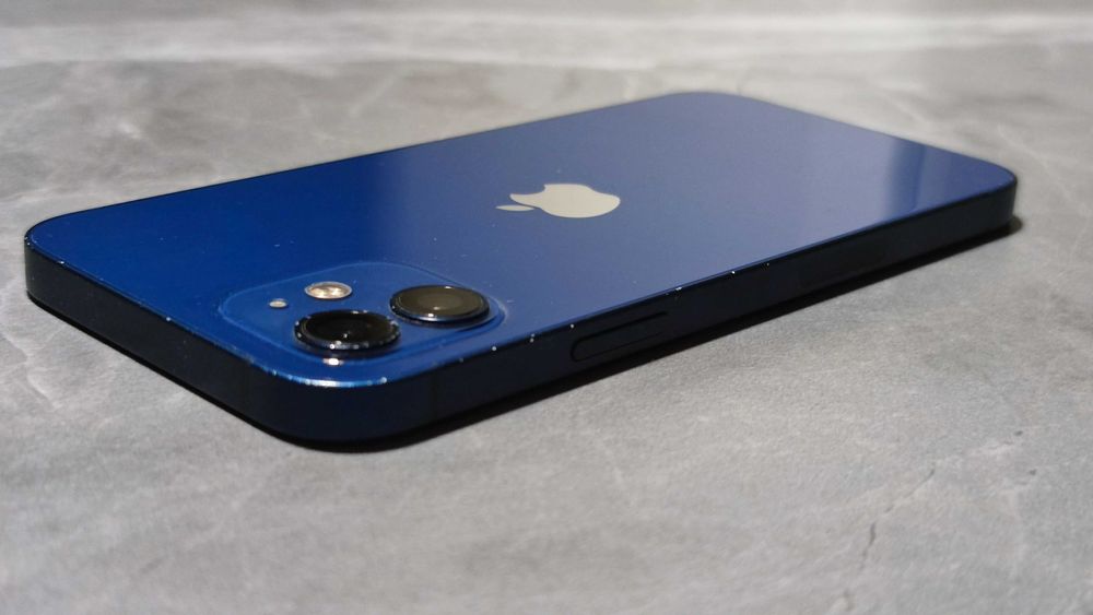 Отличный телефон IPhone 12 64gb Never Lock