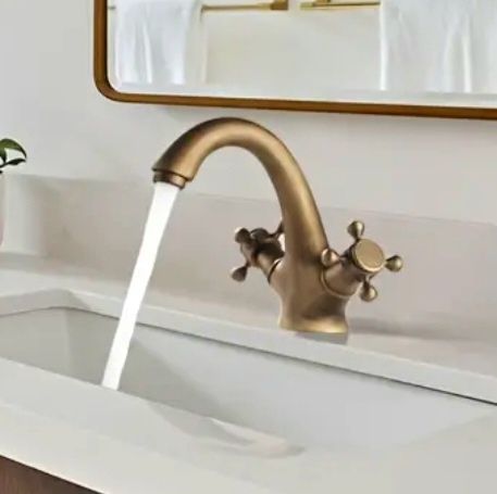 Двовентильний ретро змішувач для умивальника у бронзовому кольорі