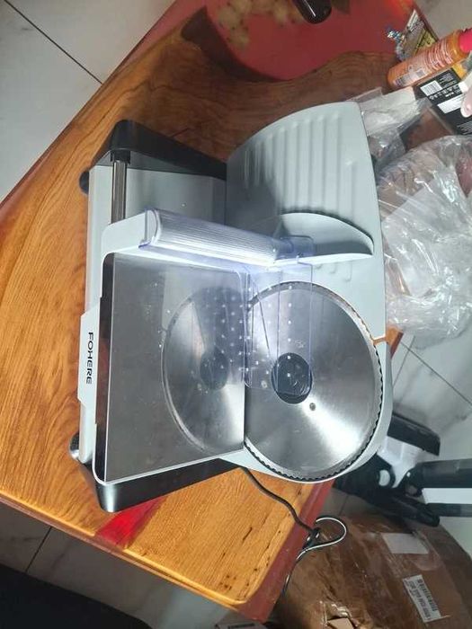 Elektryczna krajalnica z regulacją cięcia (0-15 mm)