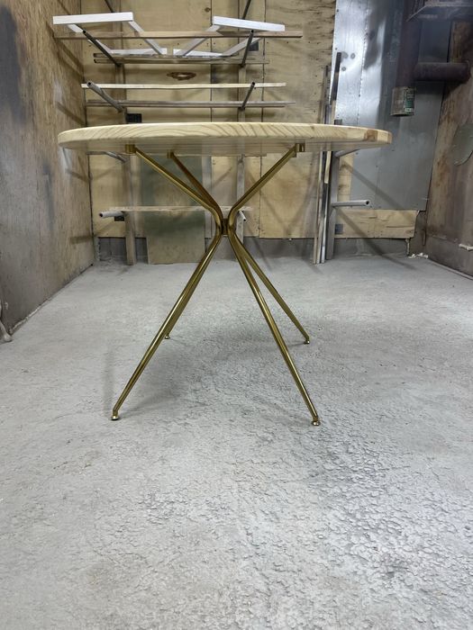 Круглий стіл з дерева