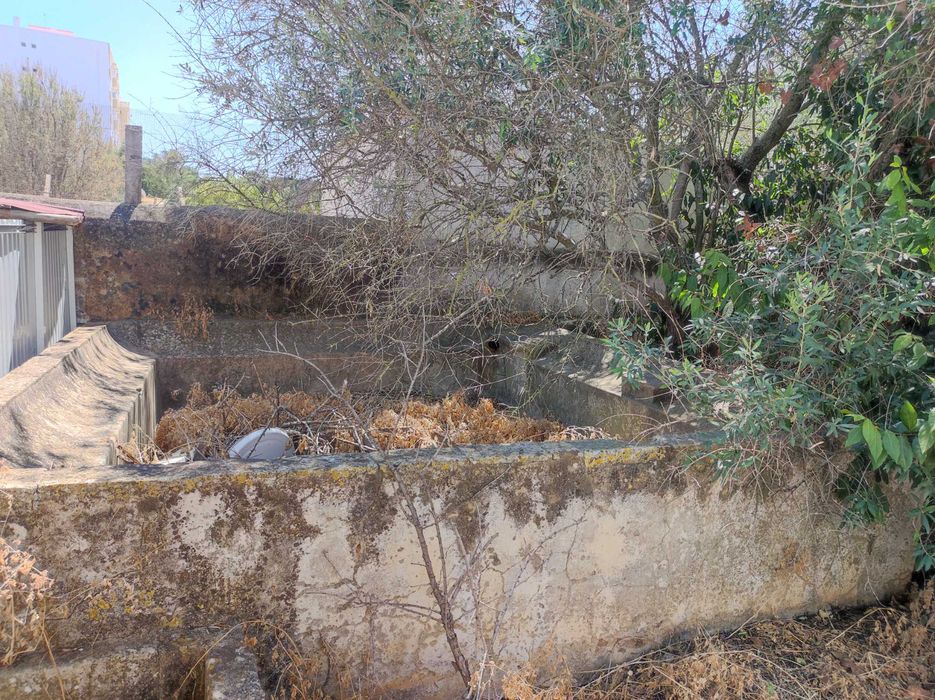Moradia para recuperação, na cidade de Loulé, em lote de 602m2