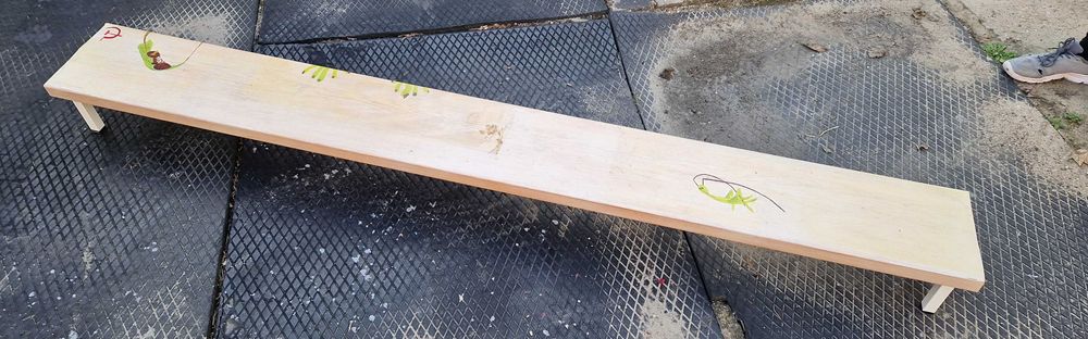 niska ławka dł. 220 cm, szer. ok. 25 cm