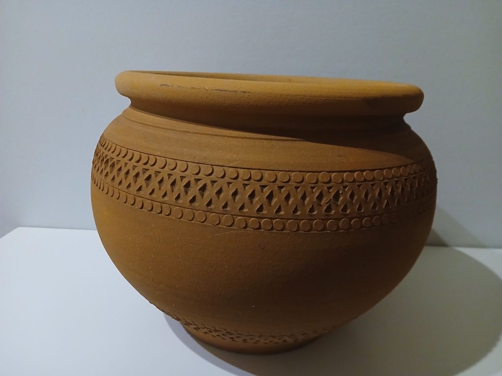 Vasos de barro redondos com trabalhado