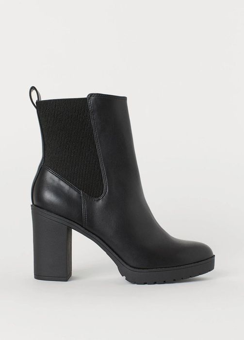 Осінні черевики зі штучної шкіри  з еластичними вставками з боків.